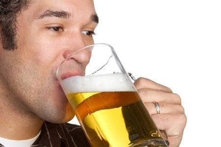 Мужчина пьет пиво