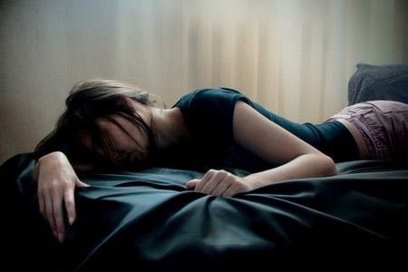Женщина лежит на кровати