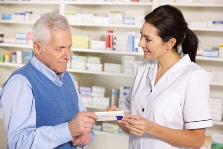 Мужчине в аптеке показывают лекарство