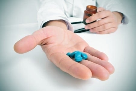 Таблетки в руке врача