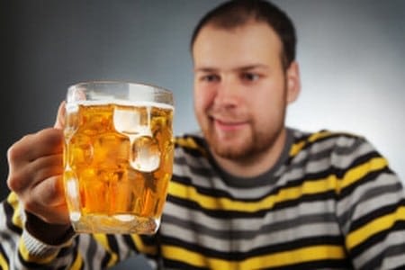 Мужчина с бокалом пива