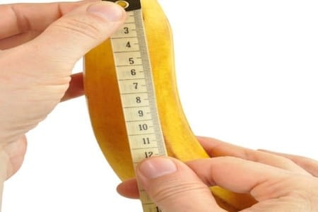 Измеряют банан