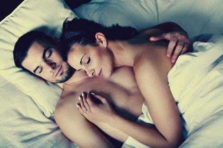 Мужчина с женщиной в кровати
