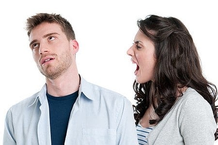 Женщина кричит на мужа