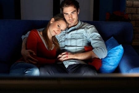 Мужчина и женщина смотрят фильм
