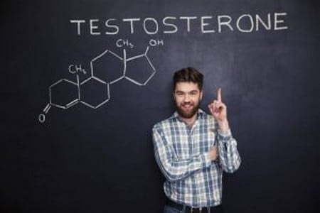 Мужчина у доски с формулой тестостерона