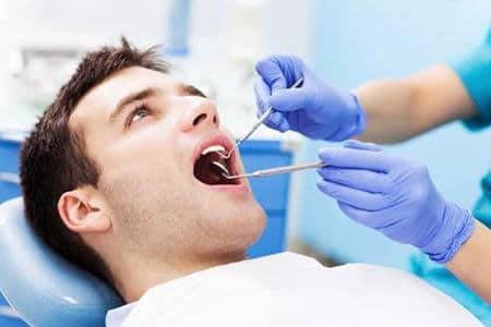 мужчина у стоматолога