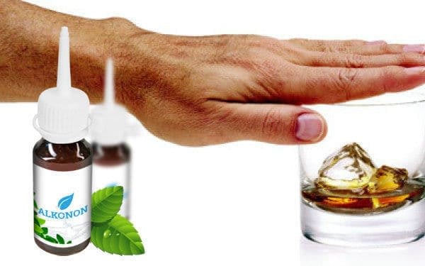 мужская рука покрывает стакан с алкоголем