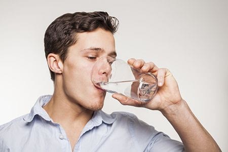 мужчина пьёт воду