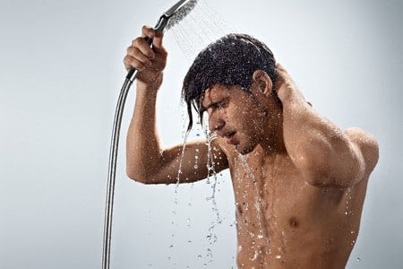 Мужчина принимает душ