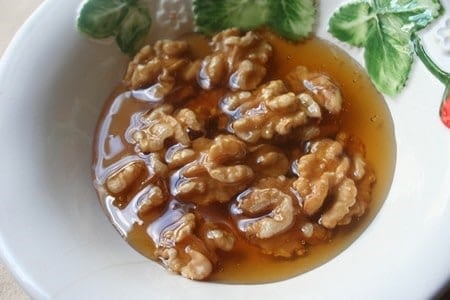 Мед и грецкие орехи