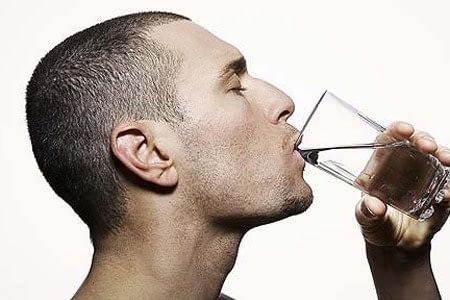 Мужчина пьет воду